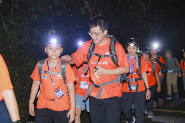 Cùng con xuyên đêm chinh phục đỉnh núi Ba Vì, Hà Nội