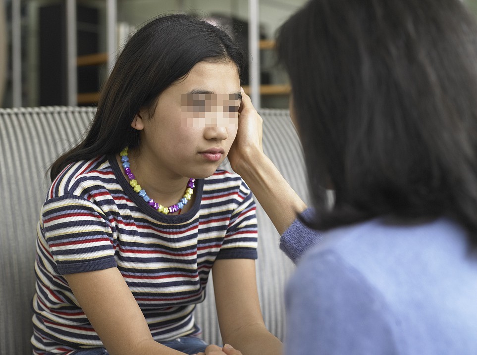 Nếu cha mẹ luôn khuyên răn, con sẽ cảm thấy mất an toàn và không muốn chia sẻ