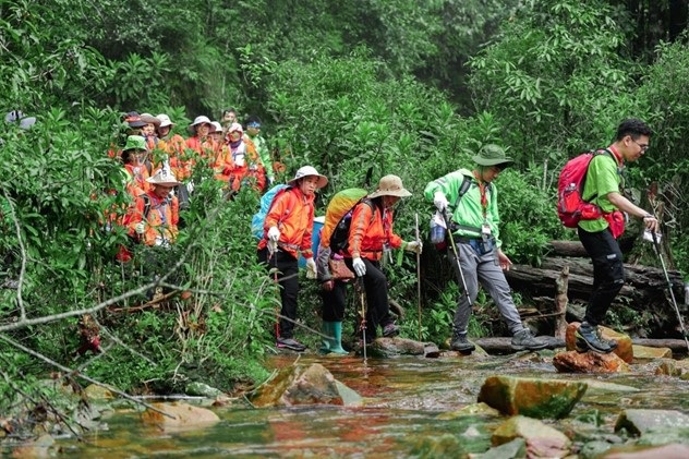 Hành trình leo núi phải băng qua những con suối