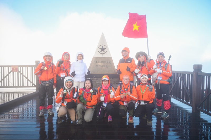 Đoàn leo núi chinh phục thành công đỉnh Fansipan​