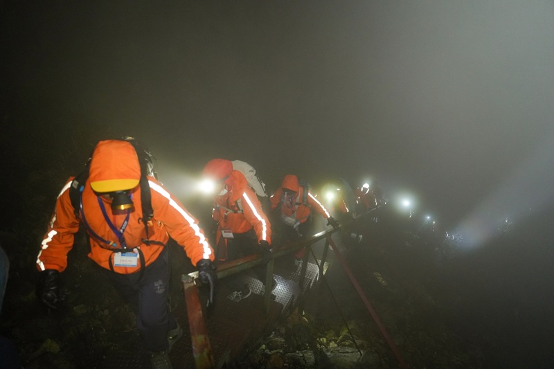 Đoàn leo núi đã trải qua chặng leo đêm đầy thử thách