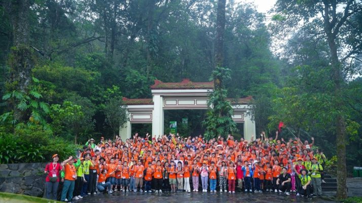 Đội ngũ đồng hành và 150 em nhỏ chụp ảnh kỷ niệm tại chân núi Ba Vì