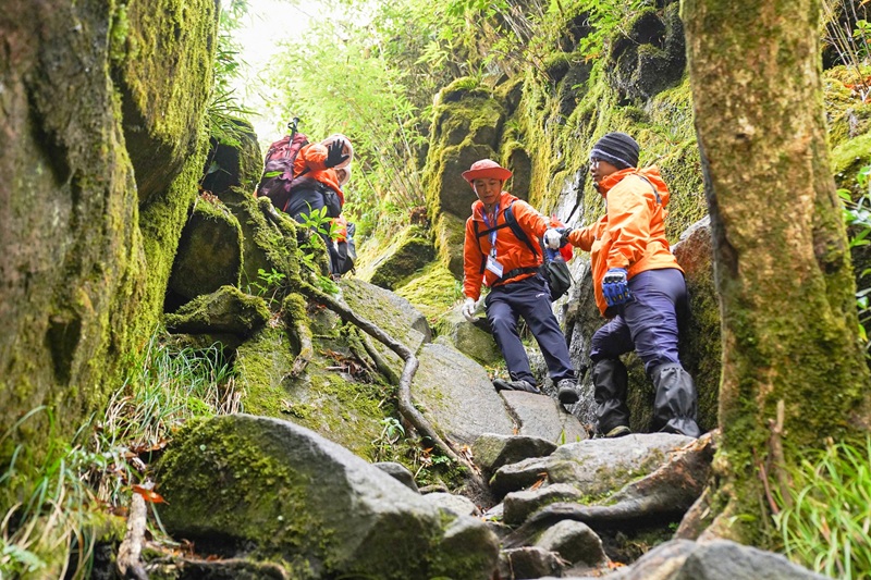 Hành trình leo núi phải vượt qua rất nhiều dốc đá