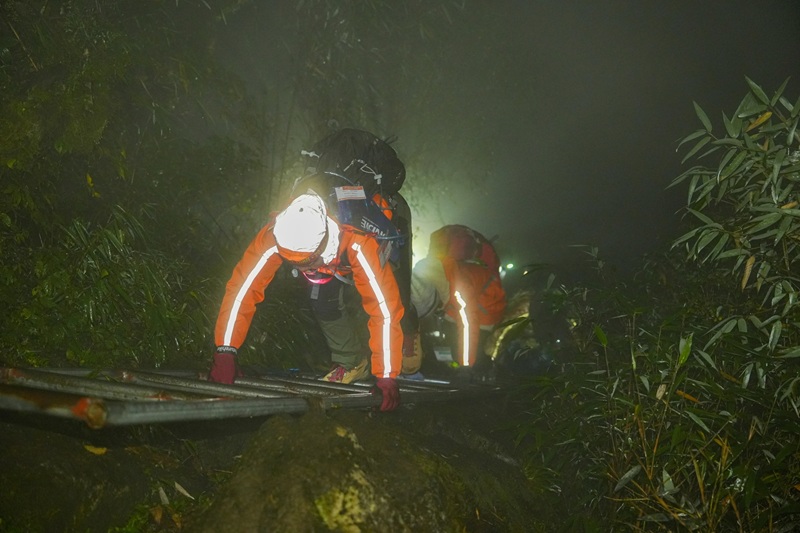 Có những đoạn phải leo bằng thang sắt