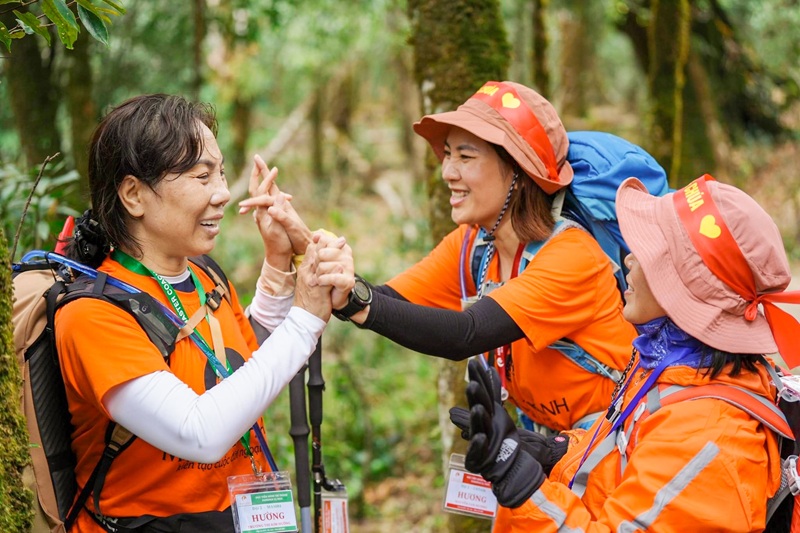 Cô Hường (bên trái) và những người đồng đội