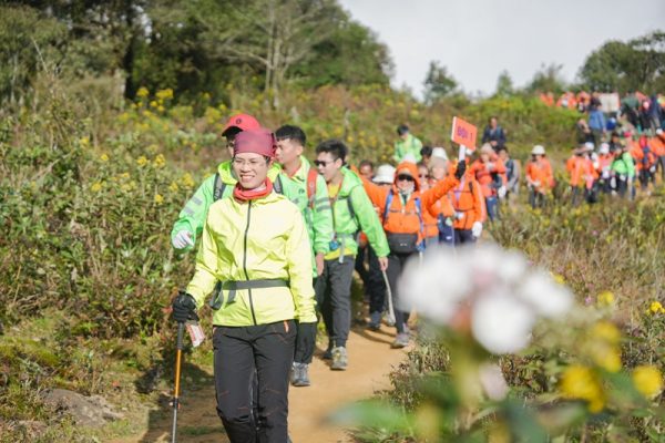Chuyên gia Nguyễn Thị Lanh dẫn đầu đoàn leo núi