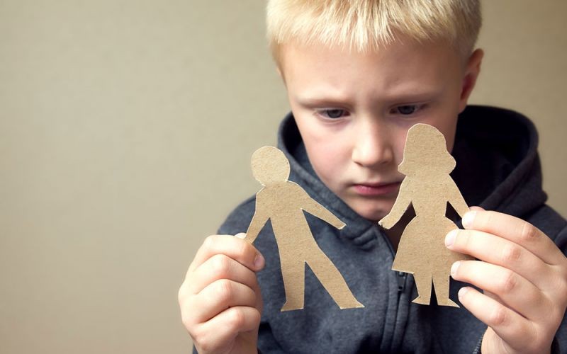 Cha mẹ ly hôn khiến con rơi vào nỗi đau tự phủ nhận bản thân