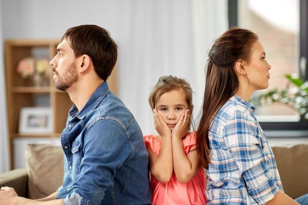 Đứa trẻ thường là người tổn thương nhất khi phải đứng giữa cha và mẹ trong cuộc ly hôn của người lớn