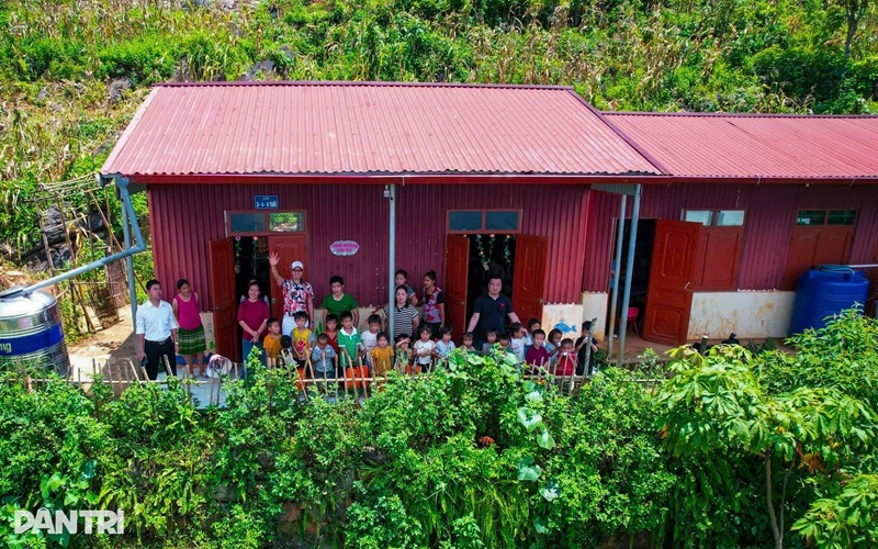 Điểm trường Mầm non Lũng Khỉnh trước và sau khi xây (Ảnh: Hồng Ngân)