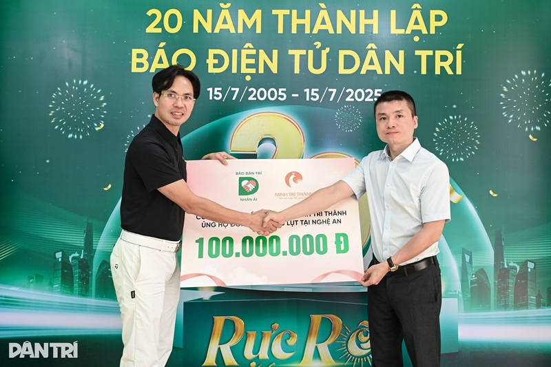 Nhà báo Phạm Tuấn Anh, Tổng biên tập báo Dân trí trân trọng đón nhận biển biểu trưng số tiền ủng hộ từ ông Nguyễn Văn Lương, Tổng Giám đốc Công ty Cổ phần Học viện Minh Trí Thành (Ảnh: Hải Long)