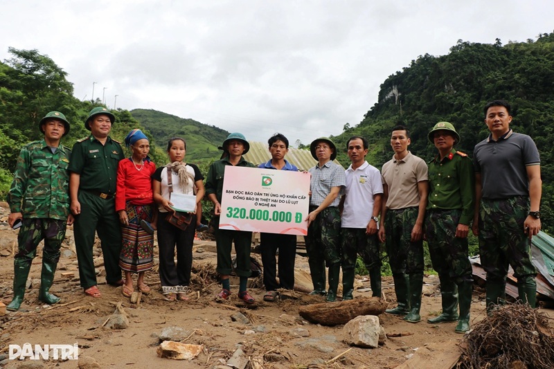 Ngày 26/7, nhà báo Nguyễn Xuân Toàn, Phó Tổng biên tập báo Dân trí (thứ 5 từ phải sang), dẫn đầu đoàn công tác báo Dân trí trao số tiền 320 triệu đồng, hỗ trợ khẩn cấp 64 hộ dân bị thiệt hại nặng nề do mưa lũ gây ra tại xã Nhôn Mai, tỉnh Nghệ An (Ảnh: Hoàng Lam)