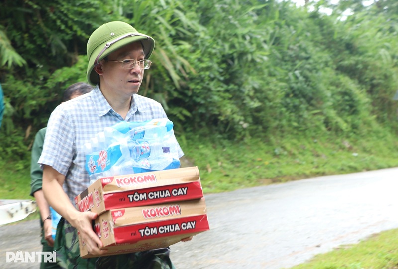 Nhà báo Nguyễn Xuân Toàn, Phó Tổng biên tập báo Dân trí bê hàng cứu trợ người dân xã Nhôn Mai, tỉnh Nghệ An (Ảnh: Hoàng Lam)