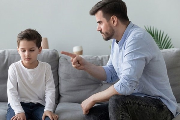 Một cậu bé lớn lên trong sự áp đặt của cha, rất dễ trở thành người đàn ông lặp lại chính điều mình từng tổn thương