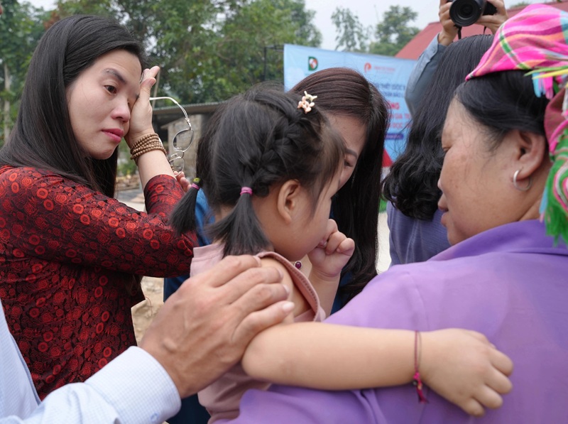 Chứng kiến cảnh bé Nguyễn Ánh Thủy, thôn Bô, xã Khánh Yên Hạ, huyện Văn Bàn, tỉnh Lào Cai, hơn 2 tuổi nhưng đã phải chịu cảnh mồ côi cả bố và mẹ trong vụ sập nhà điều hành Thủy điện Đông Nam Á - Nậm Lúc, huyện Bắc Hà, tỉnh Lào Cai, Chuyên gia Nguyễn Thị Lanh đã nhiều lần bật khóc (Ảnh: Quang Hưng)