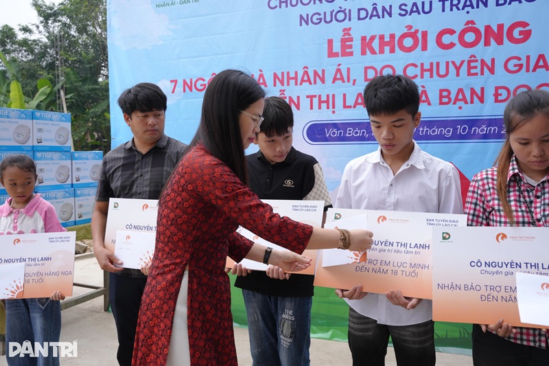 Chuyên gia Trị liệu Tâm trí Nguyễn Thị Lanh nhận bảo trợ 10 trẻ mồ côi trên địa bàn tỉnh Lào Cai có gia đình bị thiệt hại sau cơn bão số 3 vừa qua (Ảnh; Quang Hưng)