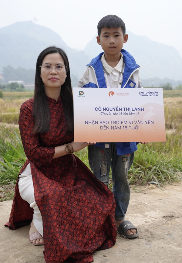 Chuyên gia Trị liệu Tâm trí Nguyễn Thị Lanh nhận bảo trợ 10 trẻ em mồ côi trên địa bàn tỉnh Lào Cai. Trong đó có 9 em mồ côi bố, mẹ nhận được sự bảo trợ 2,5 triệu đồng/tháng, một em mồ côi cả bố và mẹ được hỗ trợ 3 triệu đồng/tháng tới năm 18 tuổi (Ảnh: Quang Hưng)