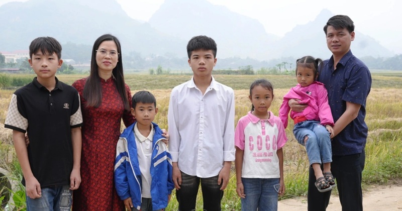 Chuyên gia Nguyễn Thị Lanh chụp ảnh lưu niệm với một số trẻ mồ côi tại xã Khánh Yên Hạ, huyện Văn Bàn, tỉnh Lào Cai (Ảnh: Quang Hưng)