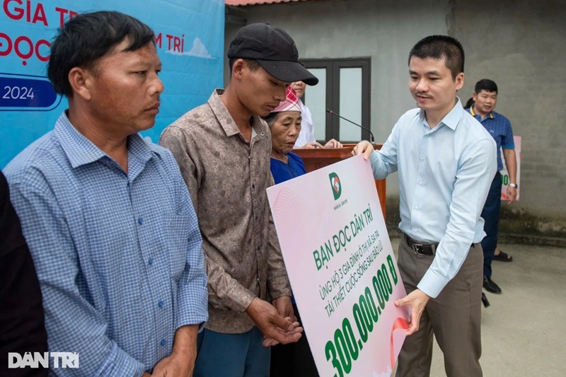 Ông Phạm Tuấn Anh, Tổng biên tập báo Dân trí trao tặng bảng tượng trưng tới các hộ dân bị thiệt hại trong đợt lũ vừa qua trên địa bàn thị xã Sa pa, tỉnh Lào Cai (Ảnh: Thành Đông)