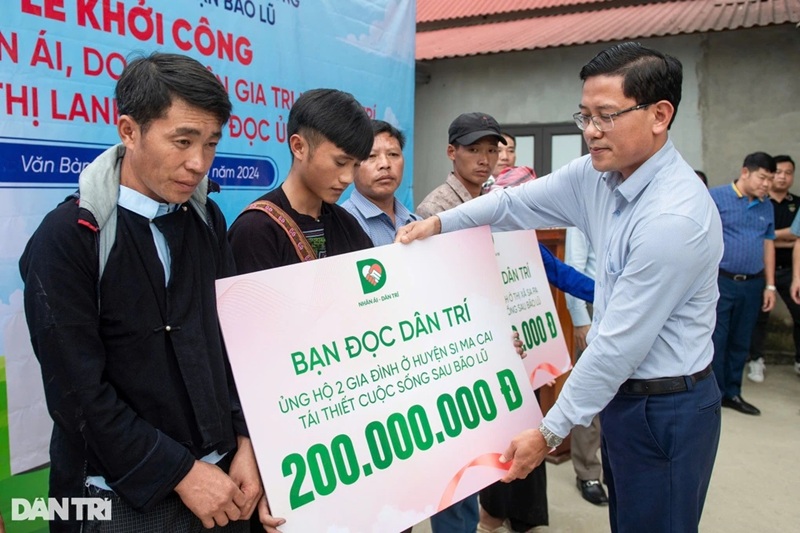 Ông Phùng Nam Trung, Phó trưởng Ban Tuyên giáo Tỉnh ủy Lào Cai trao bảng tượng trưng tới các hộ dân được hỗ trợ xây nhà Nhân ái tại huyện Si Ma Cai (Ảnh: Thành Đông)
