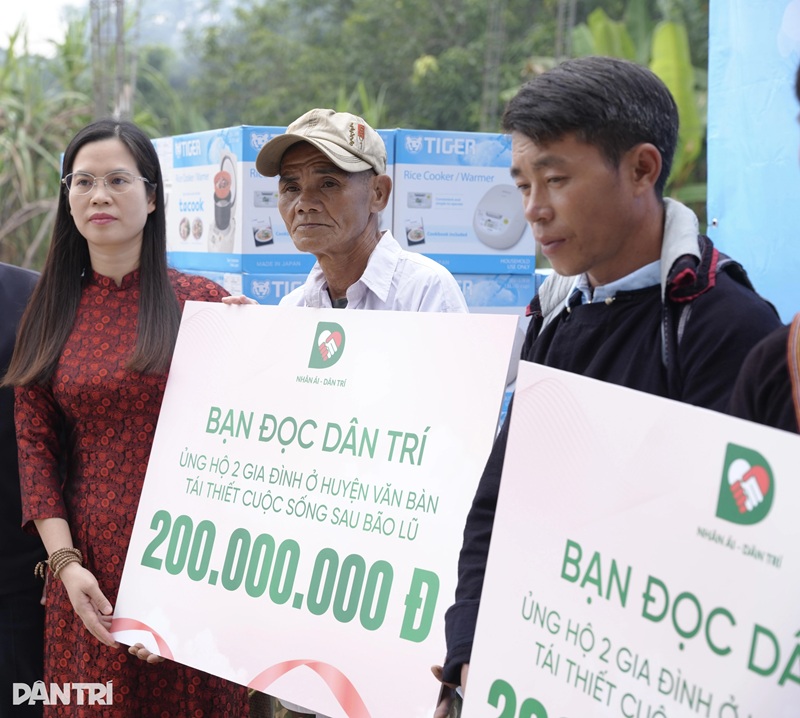 Chuyên gia Trị liệu Tâm trí Nguyễn Thị Lanh trao bảng tượng trưng cùng chung tay với các hộ gia đình và chính quyền địa phương tái thiết cuộc sống cho người dân tại huyện Văn Bàn, tỉnh Lào Cai, (Ảnh: Quang Hưng)
