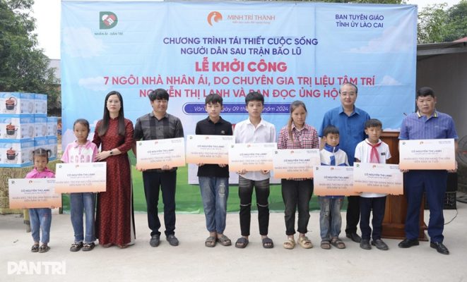 Thông qua sự kết nối của báo Dân trí, Chuyên gia Trị liệu Tâm trí Nguyễn Thị Lanh nhận bảo trợ 10 trẻ mồ côi trên địa bàn tỉnh Lào Cai có gia đình bị thiệt hại trong đợt lũ lụt vừa qua (Ảnh: Quang Hưng)