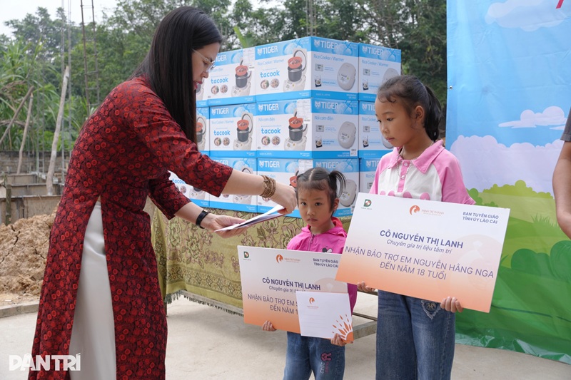 Chuyên gia Trị liệu Tâm trí Nguyễn Thị Lanh chia sẻ những mất mát đau thương với các trẻ mồ côi trên địa bàn tỉnh Lào Cai (Ảnh: Quang Hưng)