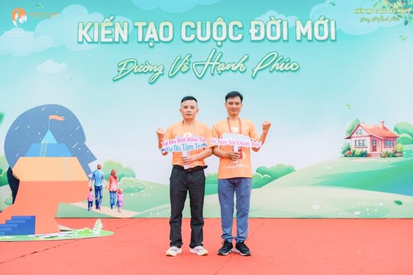 Anh Phạm Ngọc Trưởng (ngoài cùng bên phải)