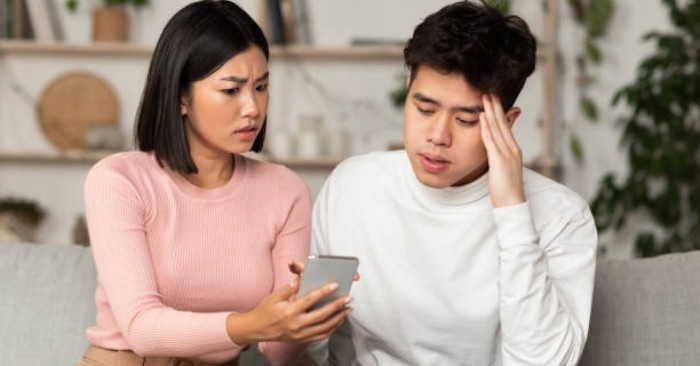 Kiểm soát chồng quá đà khiến hôn nhân trở nên ngột ngạt. (Ảnh minh họa)