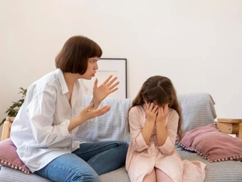 Cha mẹ trung bình thường xuyên nói nói nói mà không giải thích cho con hiểu.