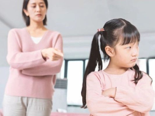 Cha mẹ thường tức giận, bất lực khi thấy con không nghe lời