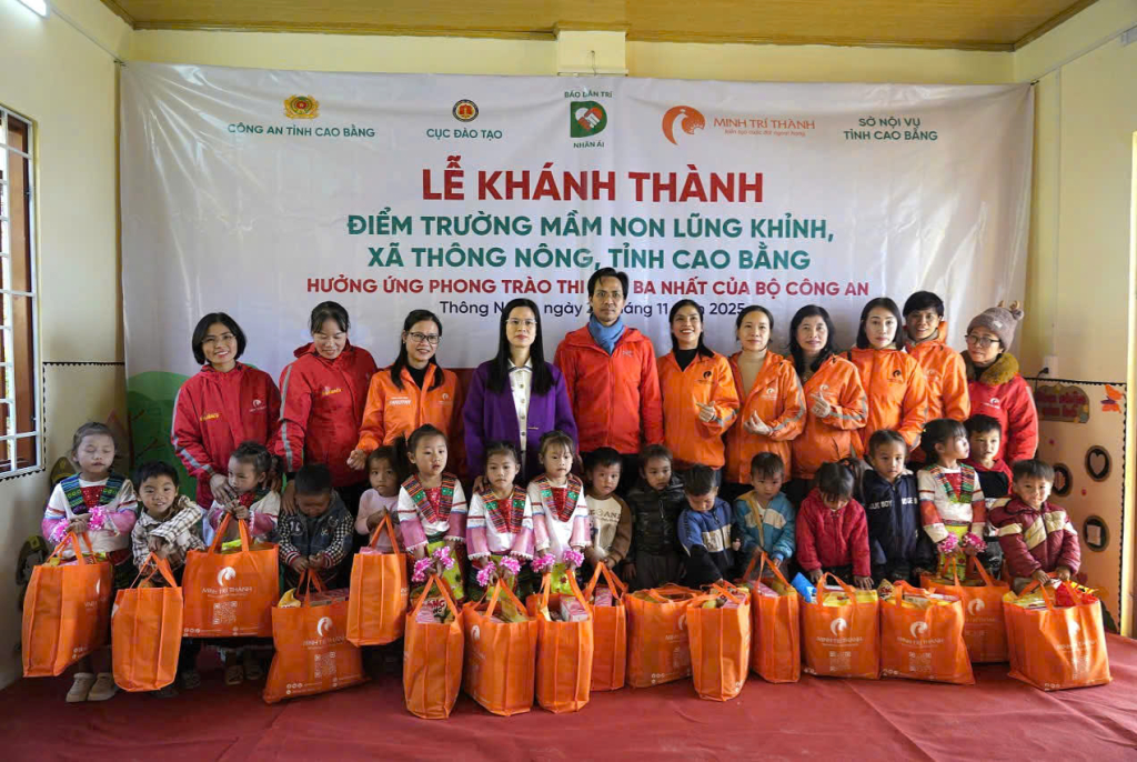 Công ty cổ phần Học viện Minh Trí Thành tặng nhiều phần quà cho học sinh điểm trường