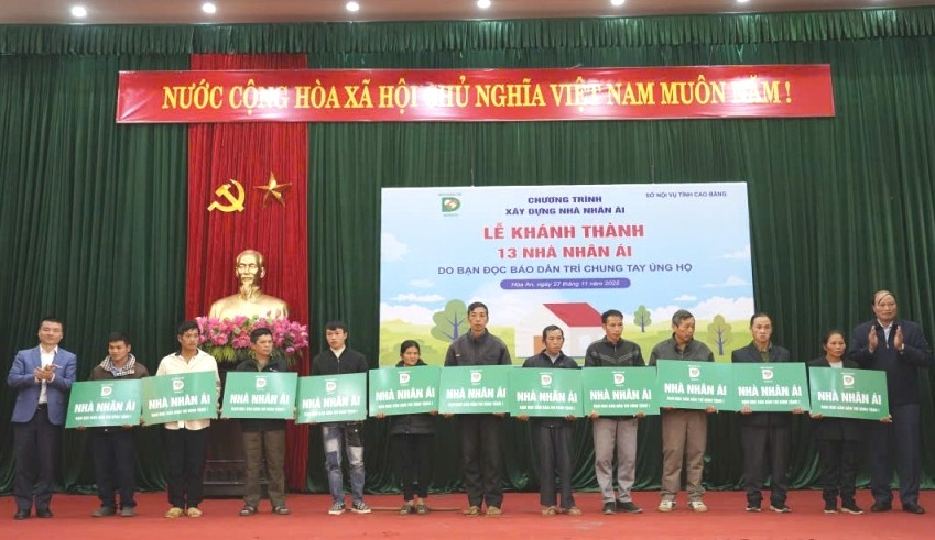 Phó Chủ tịch UBND tỉnh Hoàng Văn Thạch và Tổng Biên tập báo Dân trí Phạm Tuấn Anh trao hỗ trợ kinh phí xây dựng nhà cho 13 hộ gia đình có hoàn cảnh khó khăn