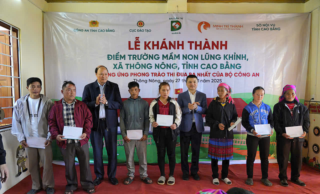 Phó Chủ tịch UBND tỉnh Hoàng Văn Thạch và Tổng Biên tập báo Dân trí Phạm Tuấn Anh trao 20 suất quà cho các hộ gia đình có hoàn cảnh khó khăn.