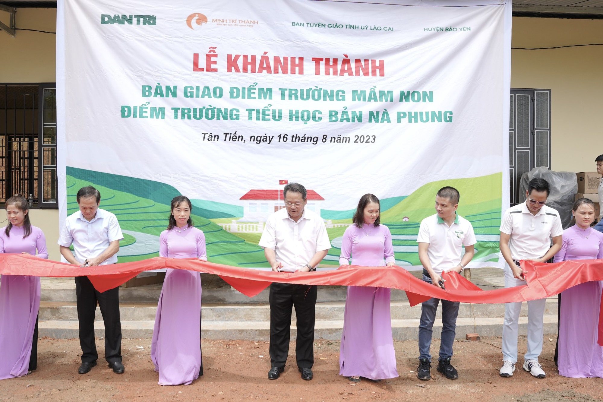 Đoàn đại biểu cắt băng khánh thành điểm trường mới