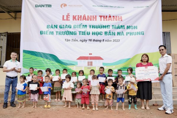 Ông Nguyễn Văn Lương – TGĐ Học viện Minh Trí Thành và ông Phạm Tuấn Anh - Tổng Biên tập Báo Dân trí trao học bổng cho các em nhỏ