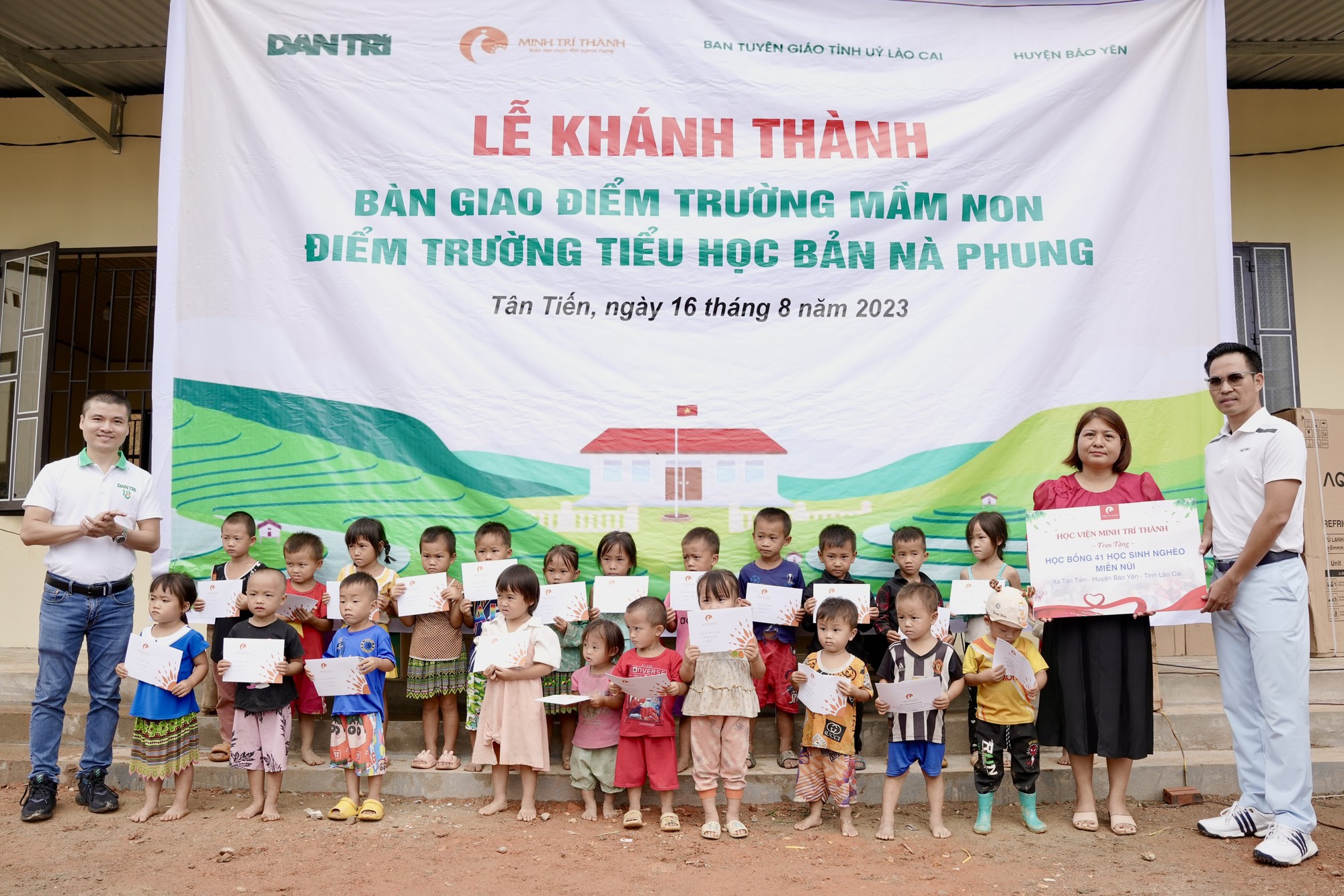 Ông Nguyễn Văn Lương – TGĐ Học viện Minh Trí Thành và ông Phạm Tuấn Anh - Tổng Biên tập Báo Dân trí trao học bổng cho các em nhỏ