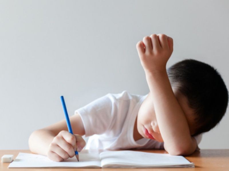Con hay trì hoãn, con lười học thì cha mẹ nên làm gì?