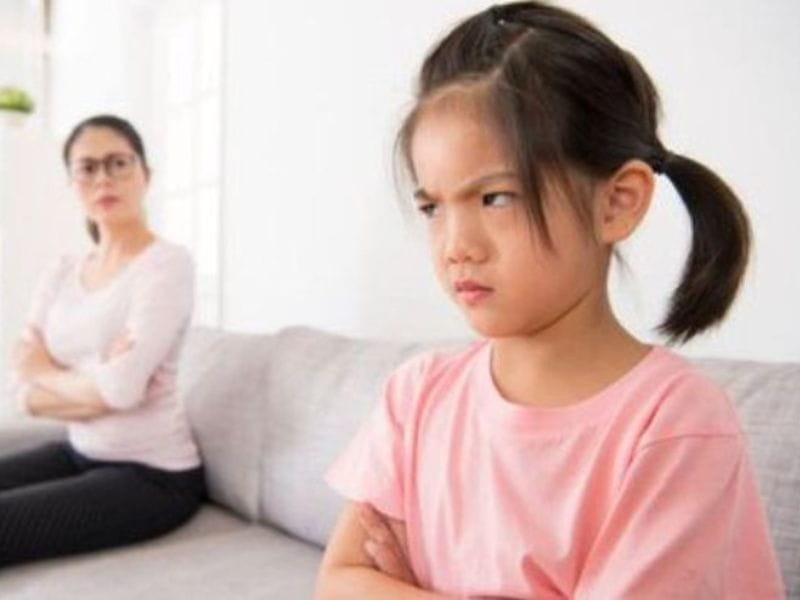 Cha mẹ ngày càng cảm thấy con xa mình hơn