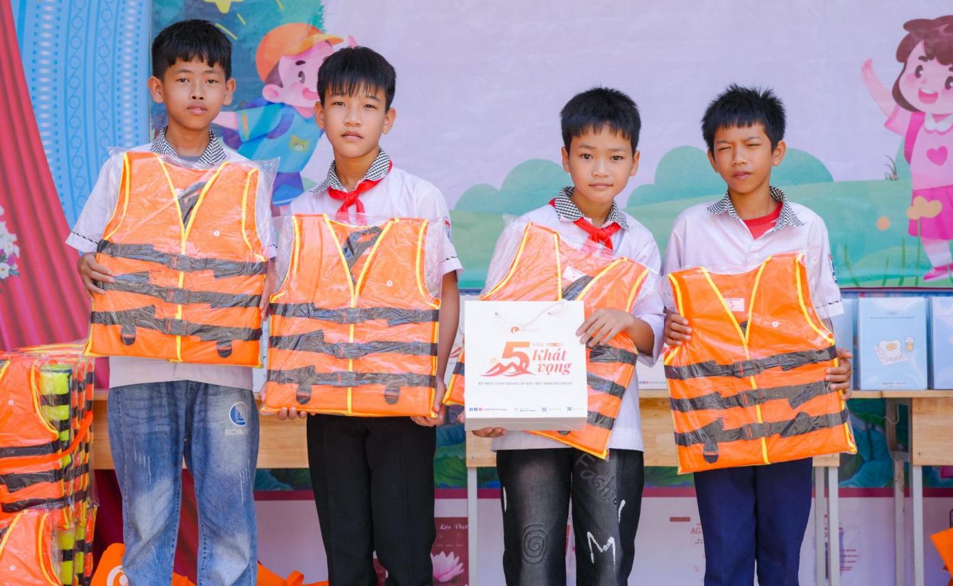 Các em nhỏ rất vui khi được nhận những chiếc áo phao từ nhà hảo tâm