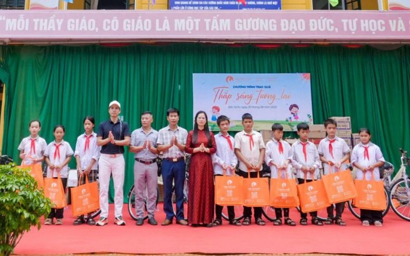 Đại diện Công ty Cổ phần Học viện Minh Trí Thành trao 400 suất quà cho học sinh 2 xã Sơn Hải và Biên Sơn