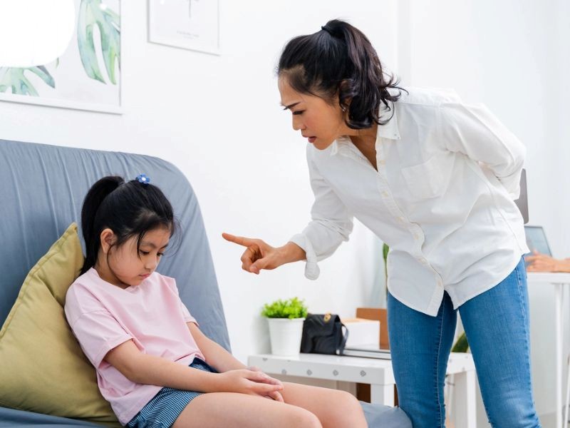 Cha mẹ càng nghiêm khắc, con ngày càng xa cách cha mẹ