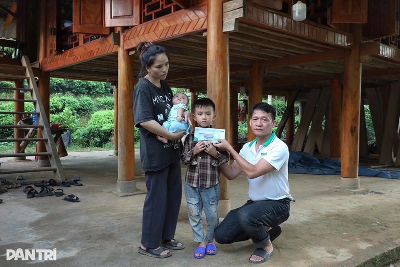 Ngày 12/9, nhà báo Thế Nam, báo Dân trí đã trao nóng 10 triệu đồng và 20kg gạo để giúp đỡ gia đình chị Lý Thị Năm (Ảnh: Hữu Nghị)