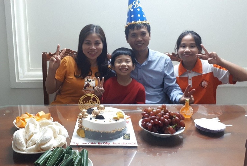 Gia đình chị Hà giờ đây vô cùng hạnh phúc sau khi chị vứt "cây roi truyền thống" xuống sông