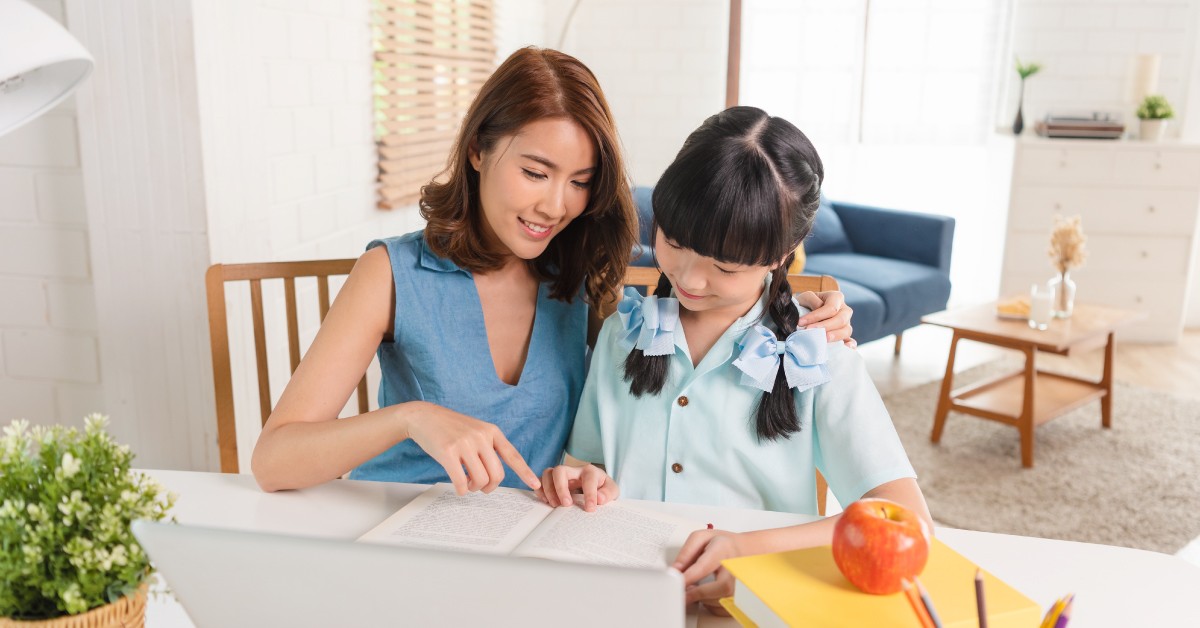 Cha mẹ thường xuyên trò chuyện, tâm sự để tạo kết nối an toàn với con đang ở tuổi dậy thì