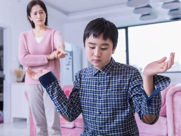 Con tuổi dậy thì không thích bị cha mẹ kiểm soát