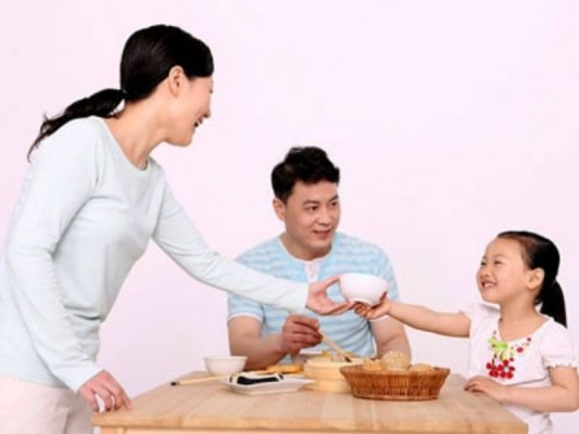 Thay vì dạy con lòng biết ơn, hãy khơi gợi, đánh thức điều đó trong con