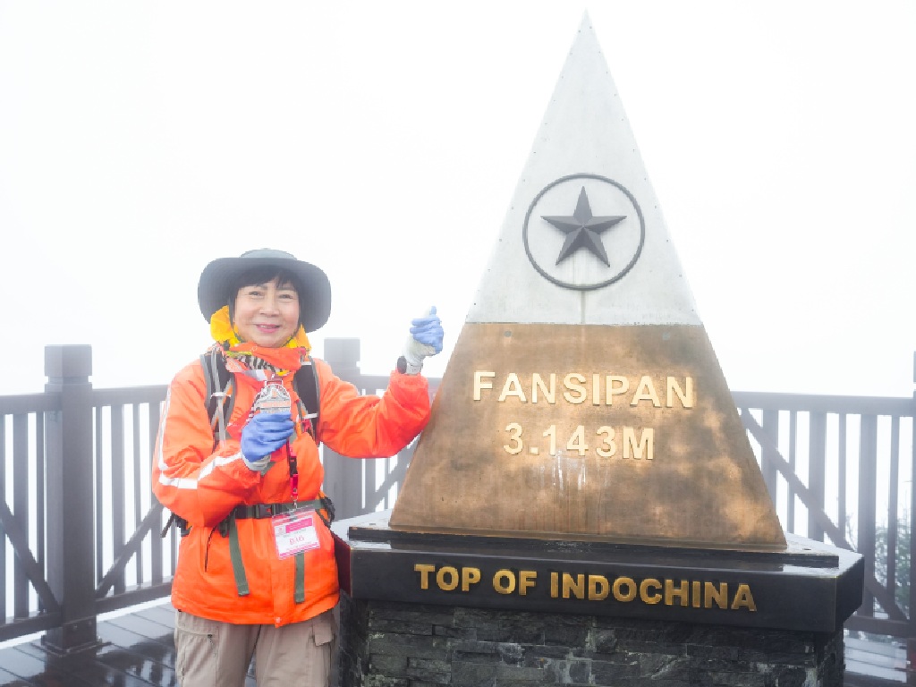 300 người xuyên đêm chinh phục Fansipan