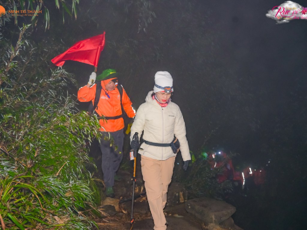 Hành trình leo đêm đầy thử thách với ánh sáng duy nhất từ chiếc đèn pin đeo đầu. Ảnh: ĐVCC