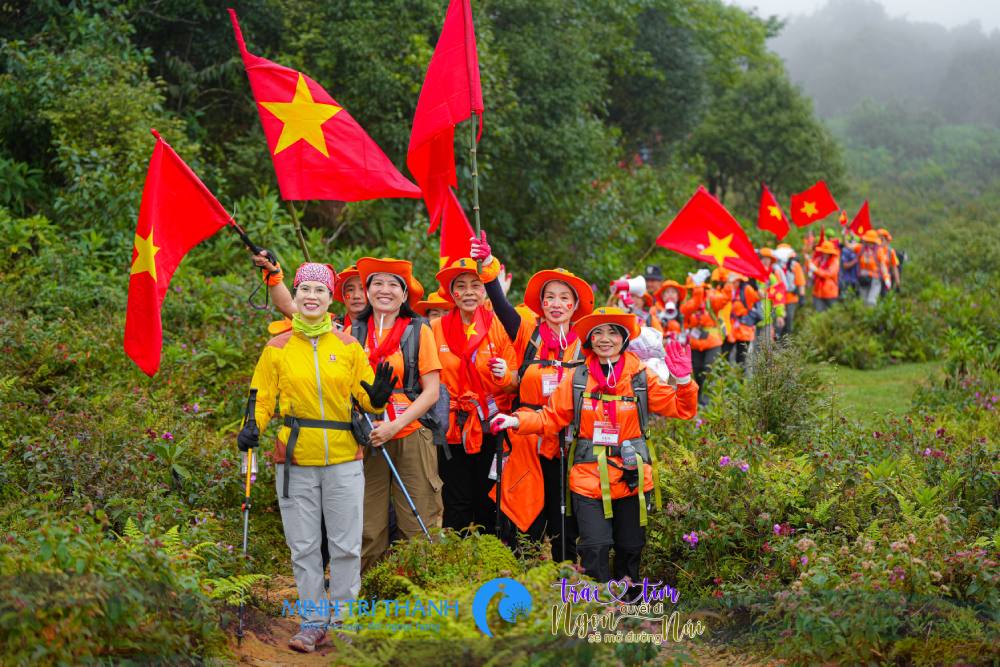 350 học viên của Học viện Minh Trí Thành chinh phục Fansipan