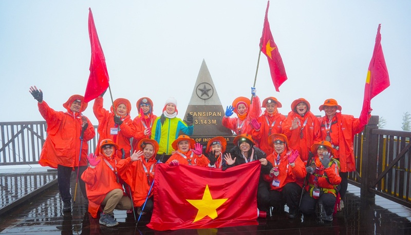 350 khách hàng chinh phục Fansipan cùng Minh Trí Thành